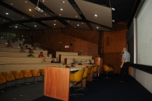O Prof. Alcir de Faro durante a palestra no Auditório do RDC. Fotógrafa Thaís Mandarino. Acervo do Projeto Comunicar. 