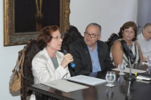 A profa. Sonia Kramer, o Reitor Prof. Pe. Josafá S.J., a profa. Isabel Lelis e o Vice-Reitor Padre Ivern Simó S.J. Fotógrafo Antônio Albuquerque. Acervo do Núcleo de Memória.