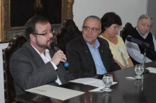 Na sala do Conselho Universitário o Prof. Augusto César Pinheiro, o Reitor Prof. Pe. Josafá S.J., a Profa. Regina Célia de Mattos e o Vice-Reitor Prof. Pe. Francisco Ivern S.J. Fotógrafo Antônio Albuquerque. Acervo do Núcleo de Memória.