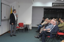 Aula Magistral do Prof. Arndt von Staa. No evento a presença do Reitor Prof. Pe. Josafá Carlos de Siqueira S.J., do Prof. Carlos Lucena, do Prof. Pe. Paul Schweitzer S.J. e do Prof. Silva Mello. Fotógrafo Antônio Albuquerque. Acervo do Núcleo de Memória.