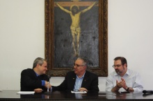 O Prof. Paulo Luiz Esteves, o Reitor Prof. Pe. Josafá S.J. e o Prof. João Nogueira. Fotógrafa Cynthia Salles. Acervo do Projeto Comunicar.