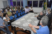 O Reitor, Vice-Reitores, diretores dos departamentos e os novos professores. Fotógrafo Antônio Albuquerque. Acervo do Núcleo de Memória.