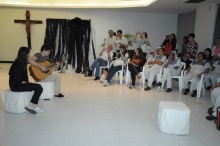 Apresentação de música no Salão da Pastoral. Fotógrafo Antônio Albuquerque. Acervo do Núcleo de Memória.