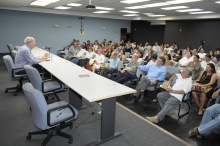 Conferência de encerramento com o Prof. Francisco José Calazans Falcon. Fotógrafo Antônio Albuquerque. Acervo do Núcleo de Memória.