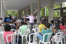 Evento realizado nos pilotis do Edifício da Amizade. Fotógrafo Antônio Albuquerque. Acervo do Núcleo de Memória.