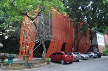 Ação de recobrimento do edifício IMA com tela sintética. Fotógrafo Antônio Albuquerque. Acervo do Núcleo de Memória.
