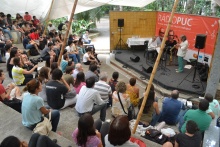 Apresentação de Gilson Peranzetta e Mauro Senise no Anfiteatro Junito Brandão. Fotógrafo Antônio Albuquerque. Acervo do Núcleo de Memória.
