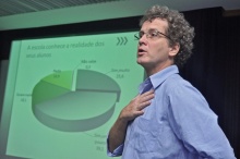 O Prof. Marcelo Burgos durante palestra no Auditório Padre Anchieta. Fotógrafo Jorge Paulo. Acervo do Projeto Comunicar.