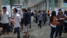 Exposição nos pilotis do Edifício Cardeal Leme. Fonte: vídeo no perfil Empreendedorismo PUC-Rio do Youtube.