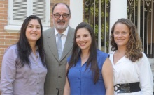 O Decano Prof. Hilton Augusto Koch com as secretárias Solange de Lima Freiria e Patrícia Cavalari Barbosa, e a Assessora de Comunicação Milene   Couras da Cruz Oliveira de Araújo. Fotógrafo Antônio Albuquerque. Acervo do Núcleo de Memória.