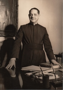Padre Laércio Dias de Moura S.J em sua mesa de trabalho na Reitoria. 1966. Fotógrafo desconhecido. Acervo do Núcleo de Memória