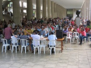 Assembleia dos funcionários realizada nos pilotis da Ala Kennedy para discussão sobre a troca do plano de saúde utilizado pela PUC-Rio. 03/04/2012. Fotógrafo Antônio Albuquerque. Acervo do Núcleo de Memória.