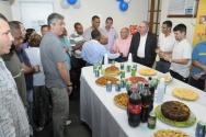 Comemoração Dia dos Pais na sede da AFPUC. Lanche servido aos pais e familiares, com a presença do Reitor Prof. Pe. Josafá Carlos de Siqueira S.J. e do Vice-Reitor Comunitário Prof. Augusto Sampaio. 10/08/2012. Fotógrafo Antônio Albuquerque. Acervo do Núcleo de Memória.