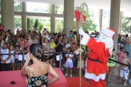 Festa de Natal dos Funcionários. Chegada do Papai Noel. 21/12/2012. Fotógrafo Antônio Albuquerque. Acervo do Núcleo de Memória.