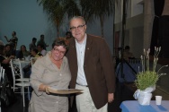 O Reitor Prof. Pe. Josafá faz a entrega do diploma de Honra ao Mérito à funcionária Ana Cristina Roxo Bastos, do Departamento de Ciências Sociais. Fotógrafo Antônio Albuquerque. Acervo do Núcleo de Memória.