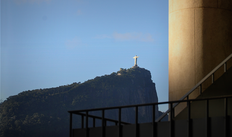 Corcovado visto a partir dos pilotis da PUC-Rio.