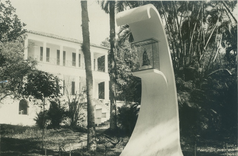 Altar de Nossa Senhora Aparecida. Ao fundo o Solar Grandjean de Montigny. 1966. Fotógrafo desconhecido. Acervo do Núcleo de Memória.