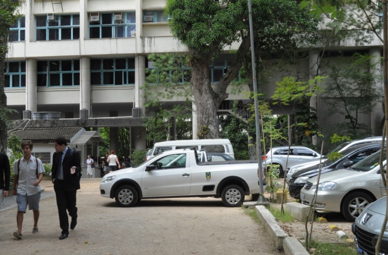 Estacionamento em frente à Ala Frings. 2012. Fotógrafo Antônio Albuquerque. Acervo do Núcleo de Memória.