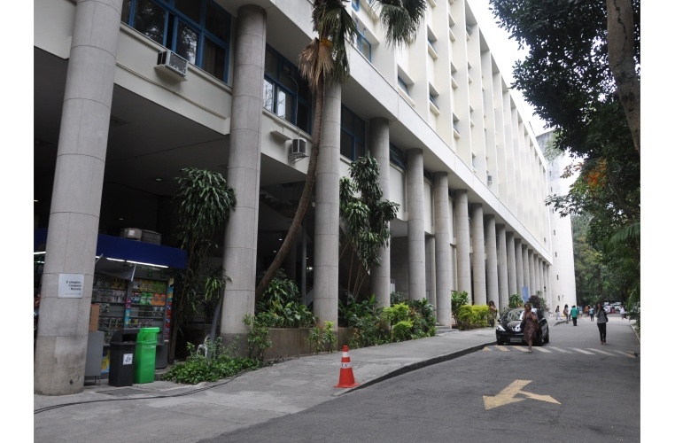 Vista do Edifício Cardeal Leme a partir da saída da segunda ponte sobre o Rio Rainha. 2014. Fotógrafo Antônio Albuquerque. Acervo do Núcleo de Memória.