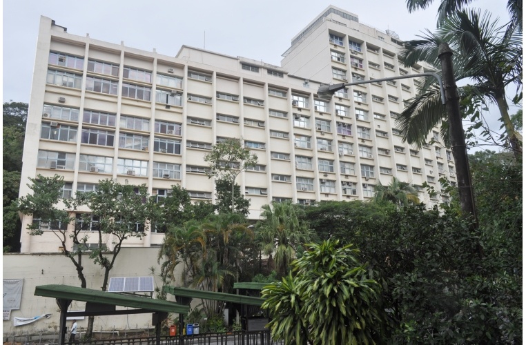 Fachada do Edifício Cardeal Leme vista a partir da entrada da Ala Frings. Vê-se o bicicletário e, no alto do bloco da Física, o acréscimo das instalações do Decanato do CTC. 2014. Fotógrafo Antônio Albuquerque. Acervo do Núcleo de Memória.