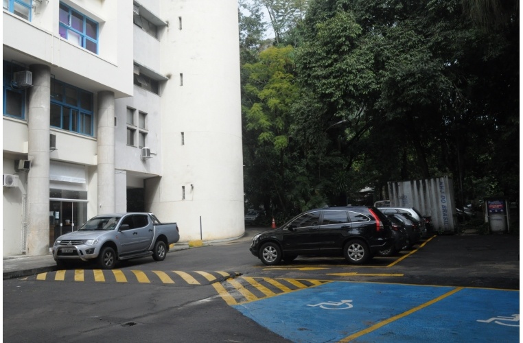 Final do Edifício Cardeal Leme, com o anexo do prédio construído no final dos anos 1990. 2014. Fotógrafo Antônio Albuquerque. Acervo do Núcleo de Memória.