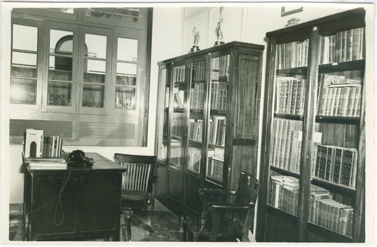 Gabinete do Reitor na primeira sede da PUC-Rio, no Colégio Santo Inácio. Provavelmente no período em que o Padre Leonel Franca S.J. foi Reitor (1940 a 1948). Fotógrafo desconhecido. Acervo do Núcleo de Memória.