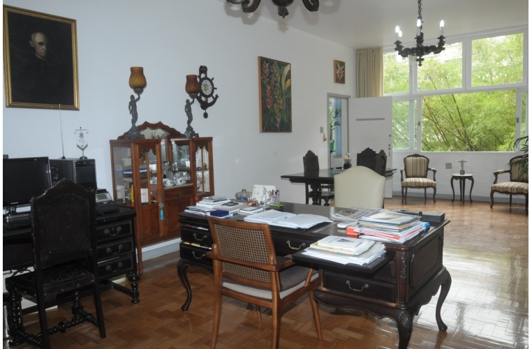 Gabinete do Reitor Prof. Pe. Josafá Carlos de Siqueira S.J., no campus da Gávea. No canto superior à esquerda uma pintura com o Padre Franca. Fotógrafo Antônio Albuquerque. Acervo do Núcleo de Memória.