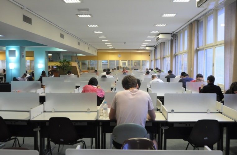 Salão principal da Biblioteca Central. 2013. Fotógrafo Antônio Albuquerque. Acervo do Núcleo de Memória.