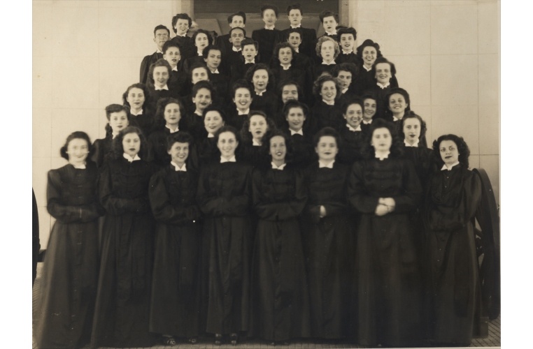 Turma de formandos da Faculdade de Filosofia em 1943, na sede das Faculdades Católicas no Colégio Santo Inácio. Alunos dos cursos de Filosofia, Ciências Sociais, Pedagogia, Geografia, História e Letras. Acervo da Sra. Maria de Lourdes Sodré Viveiros de Castro.