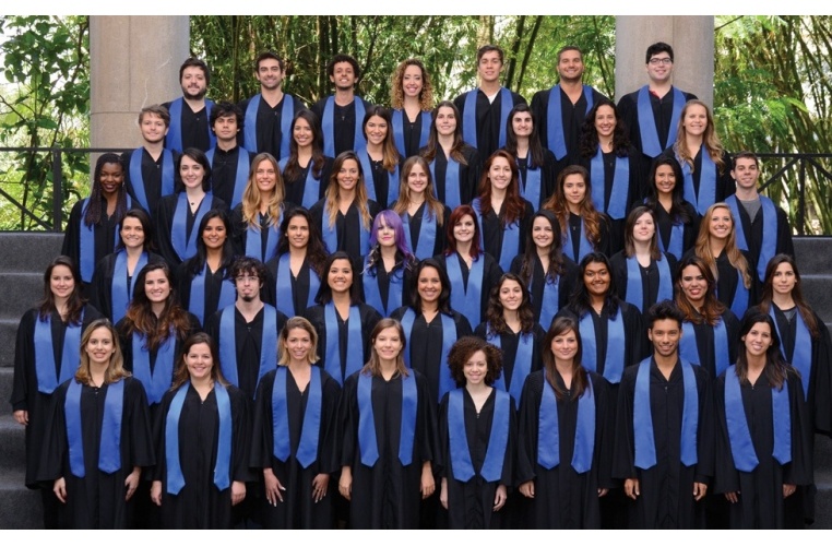 Turma de formandos do Curso de Arquitetura em 2013/2, foto escolhida para representar os formandos atuais pela diversidade de tipos físicos. Foto cedida pela CACC/VRC.