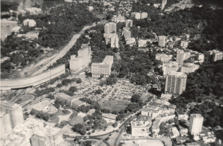Vista aérea da PUC-Rio. Estão visíveis o Túnel Acústico da Auto-Estrada Lagoa-Barra, o Conjunto Habitacional Marquês de São Vicente (Minhocão), o Planetário da Gávea e o Circo Esperança. c. 1980. Fotógrafo desconhecido. Acervo do Núcleo de Memória.
