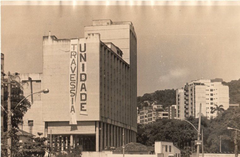 Edifício Cardeal Leme com faixas das duas chapas concorrentes à diretoria da UNE. 1979. Fotógrafo Alfredo Jefferson. Acervo do prof. Alfredo Jefferson.