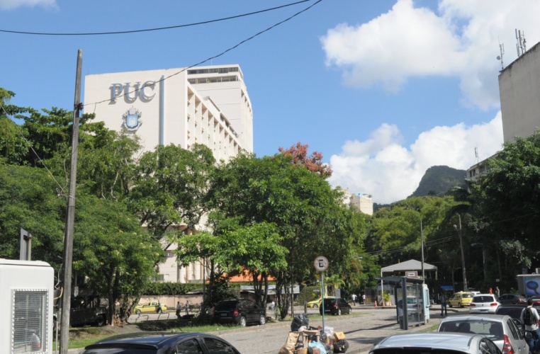 Acesso à PUC-Rio pela Avenida Padre Leonel Franca. À esquerda o Edifício Cardeal Leme. 2012. Fotógrafo Antônio Albuquerque. Acervo do Núcleo de Memória. 
