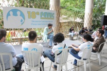 O Prof. Luiz Felipe Guanaes (NIMA/GEO) em uma das palestras, nos pilotis do Edifício da Amizade. Fotógrafo Antônio Albuquerque. Acervo do Núcleo de Memória.