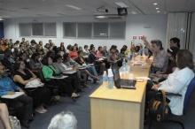 A palestrante Aldaíza Sposati, no Auditório B8. Fotógrafo Antônio Albuquerque. Acervo do Núcleo de Memória.