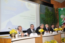 Abertura do evento pelo Reitor Prof. Pe. Josafá S.J. com a presença do Arcebispo do Rio de Janeiro Dom Orani João Tempesta, O. Cist. Fotógrafo Antônio Albuquerque. Acervo do Núcleo de Memória.