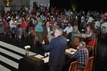 O Reitor Prof. Pe. Josafá S.J. fala no início do evento. Fotógrafo Antônio Albuquerque. Acervo do Núcleo de Memória.
