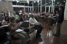 O prof. Joel Pizzini apresenta Aula Inaugural do Curso, em auditório do Centro Loyola de Fé e Cultura. Na audiência a profa. Angeluccia Habert (COM) e o Prof. Adair Rocha (COM). Fotógrafo Weiler Filho. Acervo do Projeto Comunicar.