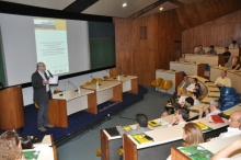 Apresentação do Prof. José Alberto Aranha. Fotógrafo desconhecido. Acervo do Projeto Comunicar.