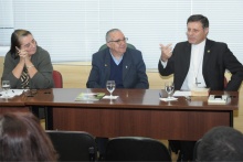 A Profa. Maria Clara Bingemer (TEO), o Reitor Prof. Pe. Josafá S.J. e o Prof. Dom Paulo Cezar Costa. Fotógrafo Antônio Albuquerque. Acervo do Núcleo de Memória.