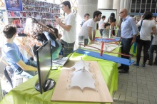 Projetos dos alunos em exposição nos pilotis do Edifício Cardeal Leme. Fotógrafo Antônio Albuquerque. Acervo do Núcleo de Memória.