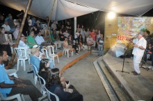 O Prof. Sergio Bruni, no centro da plateia de camisa verde, assiste ao cantador Chico Salles. Fotógrafo Antônio Albuquerque. Acervo do Núcleo de Memória.
