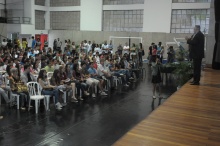 O Reitor Prof. Pe. Josafá Carlos de Siqueira S.J. profere palestra de boas-vindas aos novos alunos. Fotógrafo Antônio Albuquerque. Acervo do Núcleo de Memória.