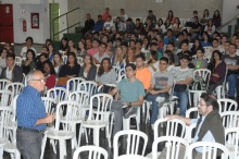 Recepção dos alunos pelo Vice-Reitor Comunitário, Prof. Augusto Sampaio, e pelo Decano do CTC, Prof.  Silva Mello, no Ginásio Poliesportivo. Fotógrafo Antônio Albuquerque. Acervo do Núcleo de Memória.