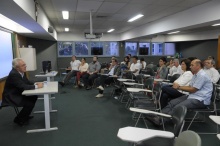 O Prof. Manuel Palácios da Cunha Melo e a plateia do evento. Fotógrafo Antônio Albuquerque. Acervo do Núcleo de Memória.