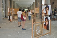 Exposição de fotos nos pilotis do Edifício Cardeal Leme. Fotógrafo Antônio Albuquerque. Acervo do Núcleo de Memória.