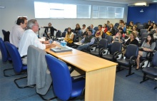 Os Professores João Nogueira (IRI) e Nicholas Onuf (IRI) na mesa da palestra realizada no Auditório B8. Fotógrafo Antônio Albuquerque. Acervo do Núcleo de Memória.