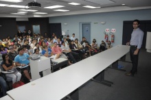 O palestrante Rodolfo Oliveira, no Auditório Padre Anchieta. Fotógrafo Antônio Albuquerque. Acervo do Núcleo de Memória.