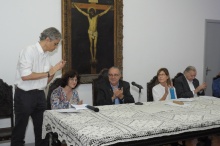 Na abertura da cerimônia, o Prof. Paulo Cesar Duque Estrada (FIL), a Profa. Deborah Danowski, o Reitor Prof. Pe. Josafá S.J., a Profa. Vera Cristina Gonçalves de Andrade Bueno e o Vice-Reitor Pe. Ivern S.J. Fotógrafo Antônio Albuquerque. Acervo do Núcleo de Memória.