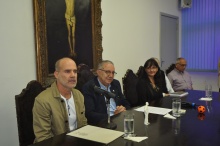 O Prof. Claudio Magalhães, o Reitor Pe. Josafá S.J., a Profa. Luiza Novaes, o Vice-Reitor Pe. Ivern S.J. (encoberto) e o Vice-Reitor Comunitário Prof. Augusto Sampaio durante a cerimônia na Sala do Conselho Universitário. Fotógrafa Flavia Espíndola. Acervo do Projeto Comunicar.